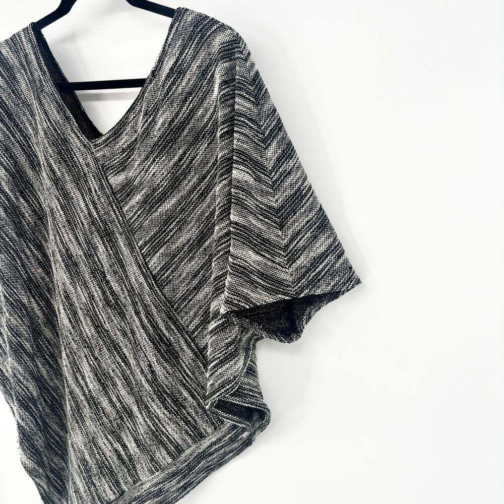 Two by Vince Camuto Black and White Asymmetical Top Size L/XL